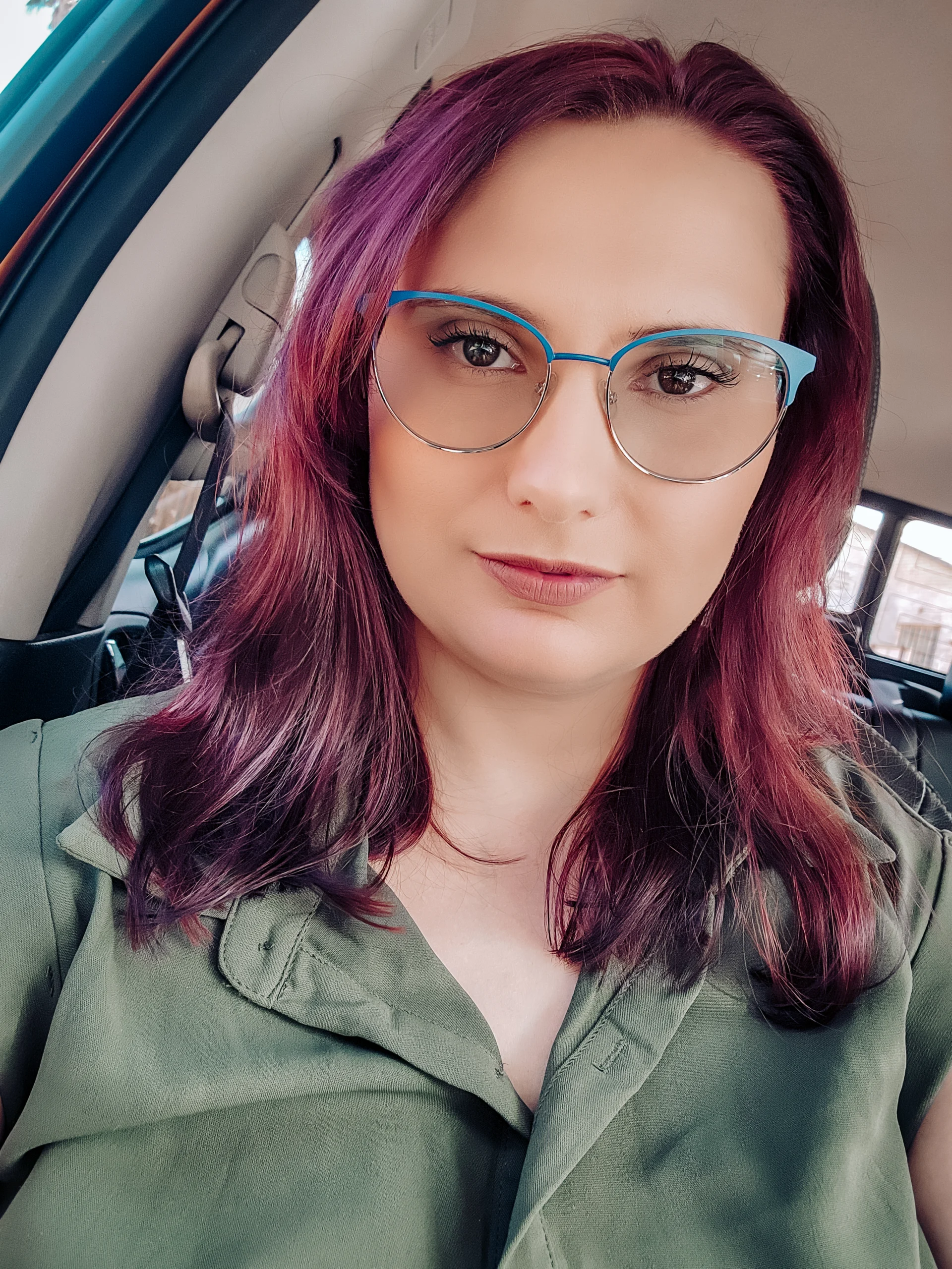 Photo of Marinda Troskie, the founder of a lifestyle and fashion blog, with auburn hair and blue glasses.